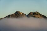 云雾缭绕中的巍峨山峰