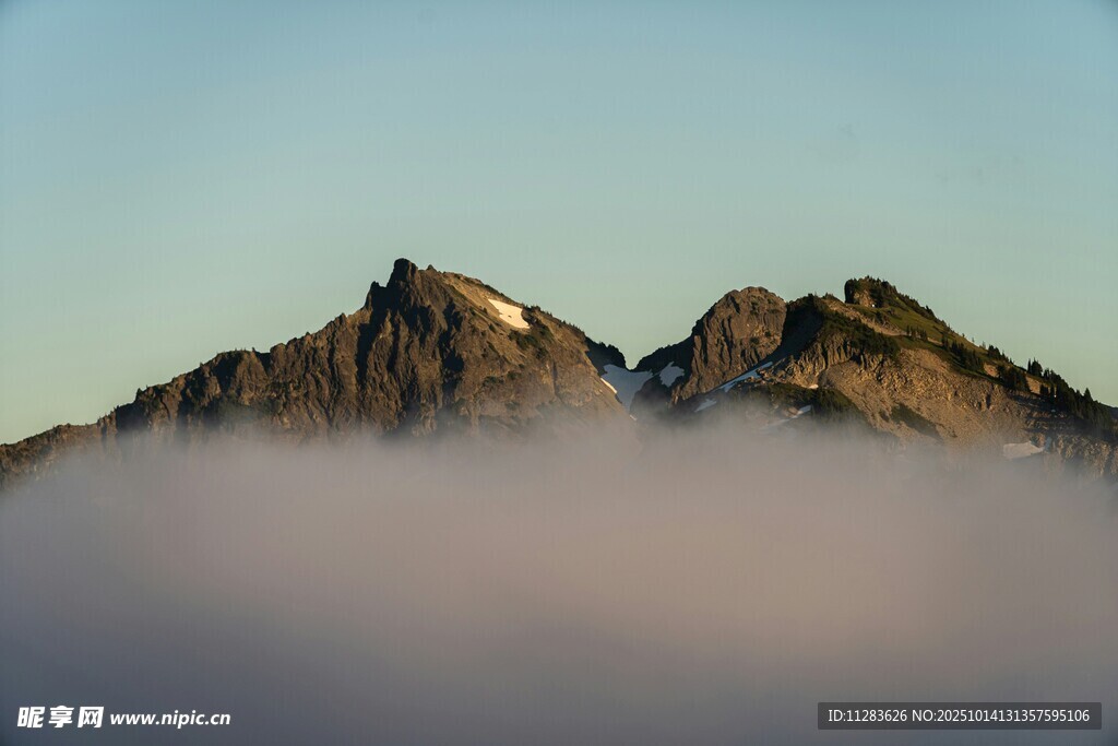 云雾缭绕中的巍峨山峰