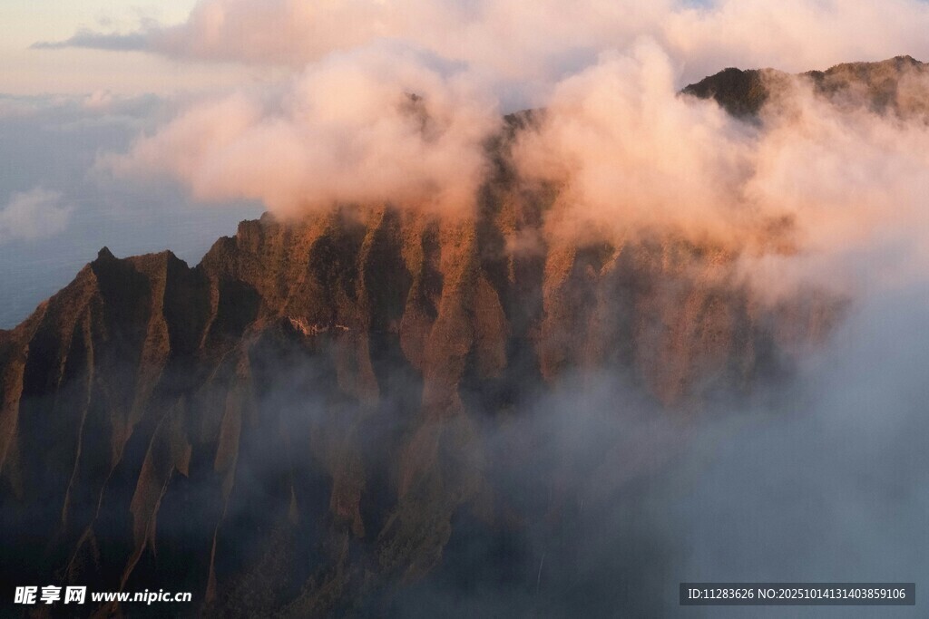云雾缭绕的壮丽山景