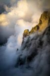 云雾缭绕中的壮美山峰