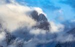 云雾缭绕的巍峨山峰