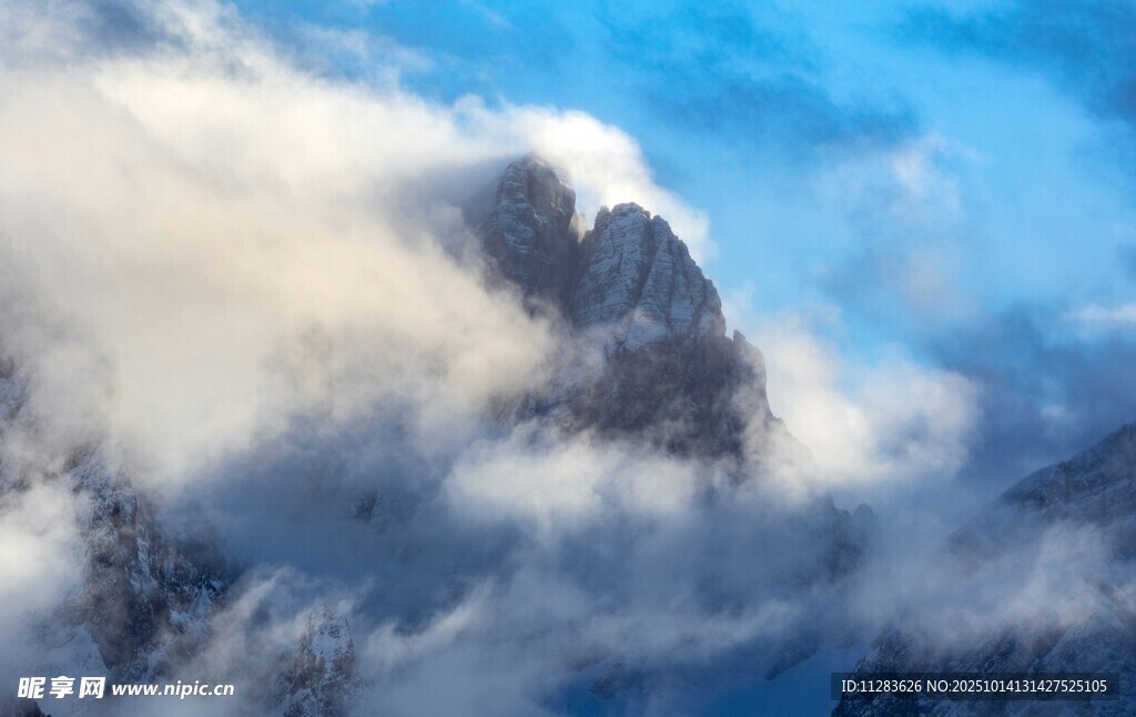 云雾缭绕的巍峨山峰