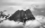 云雾缭绕中的巍峨山峰
