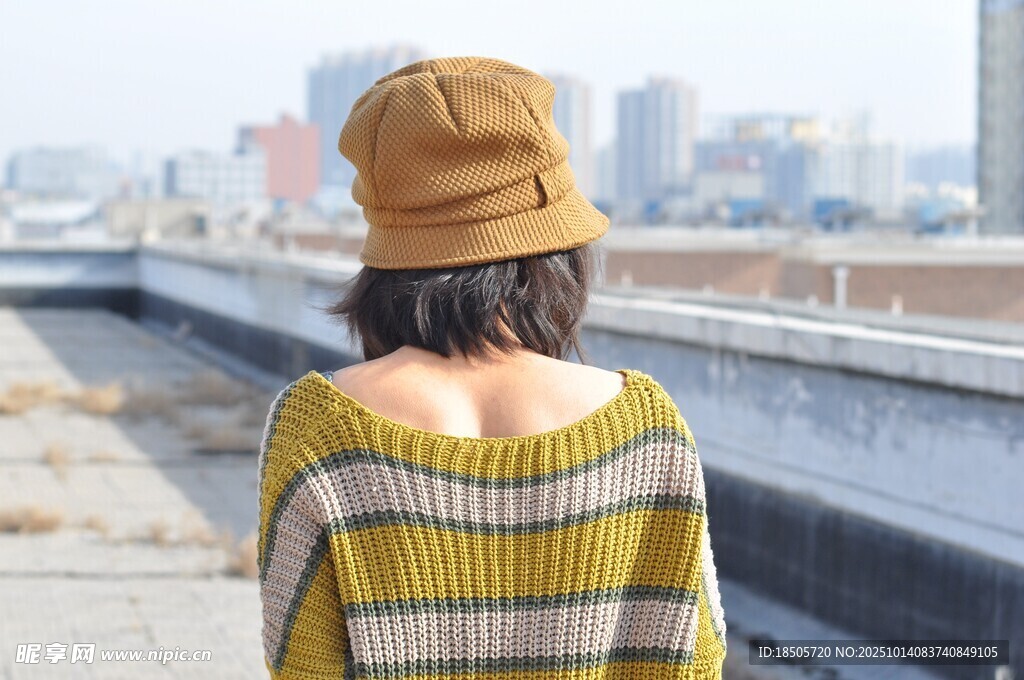女子背对镜头眺望城市