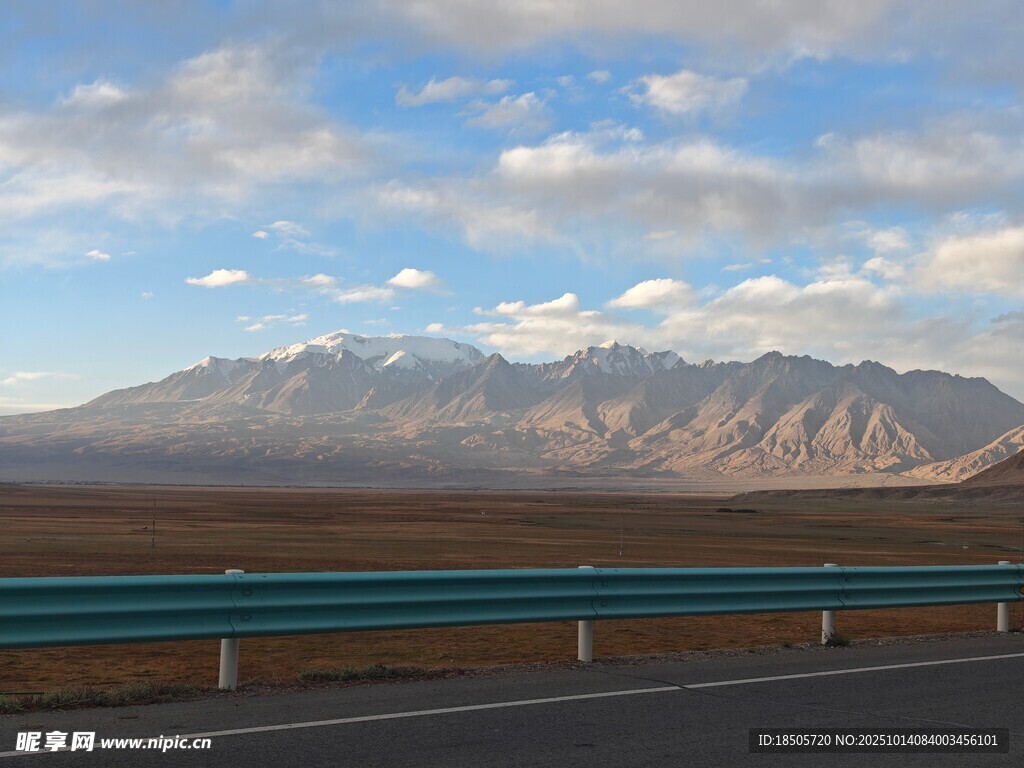 公路边的壮丽山脉景观