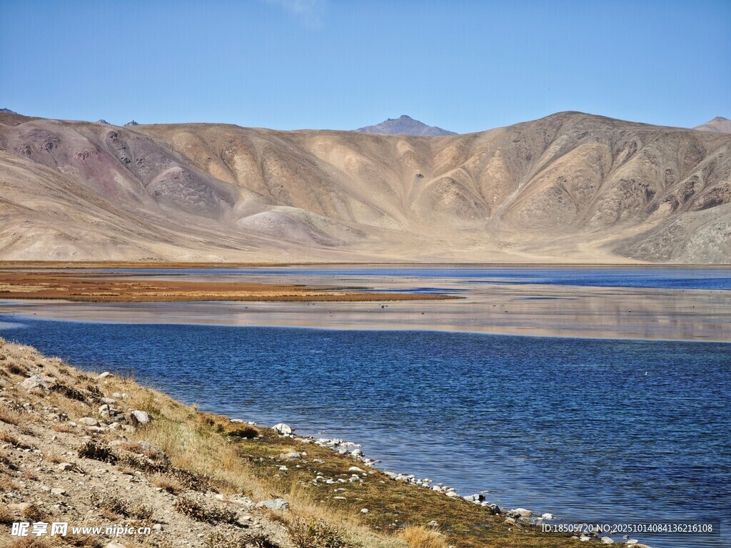 高原湖畔风光
