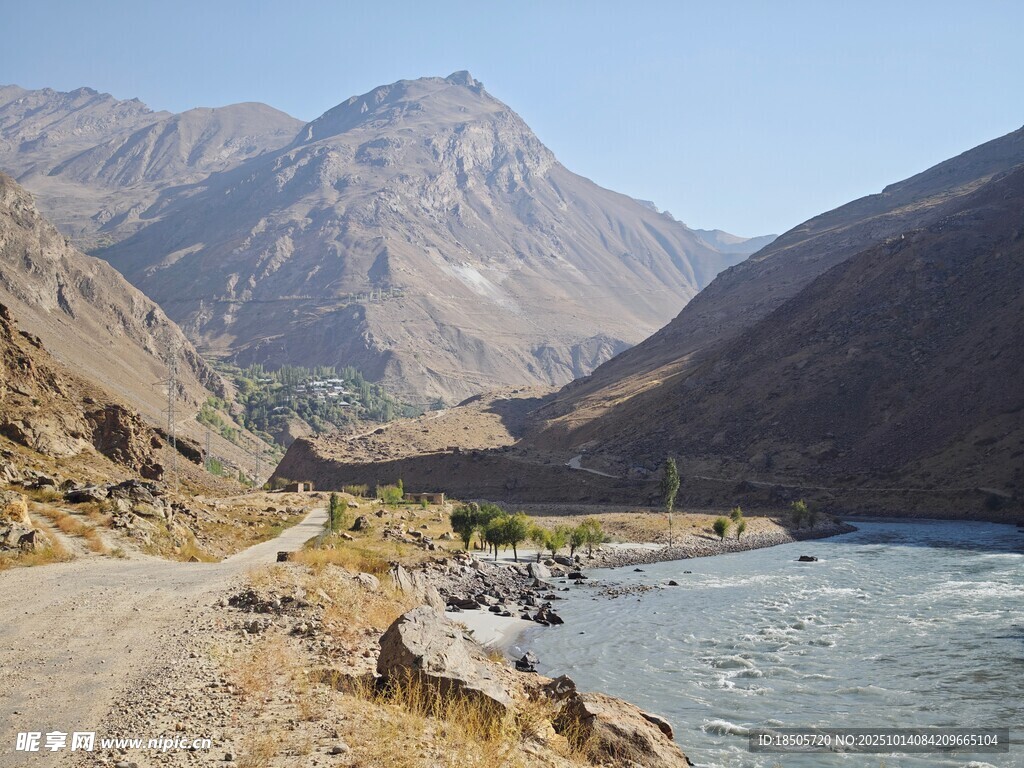 山间河畔公路风景