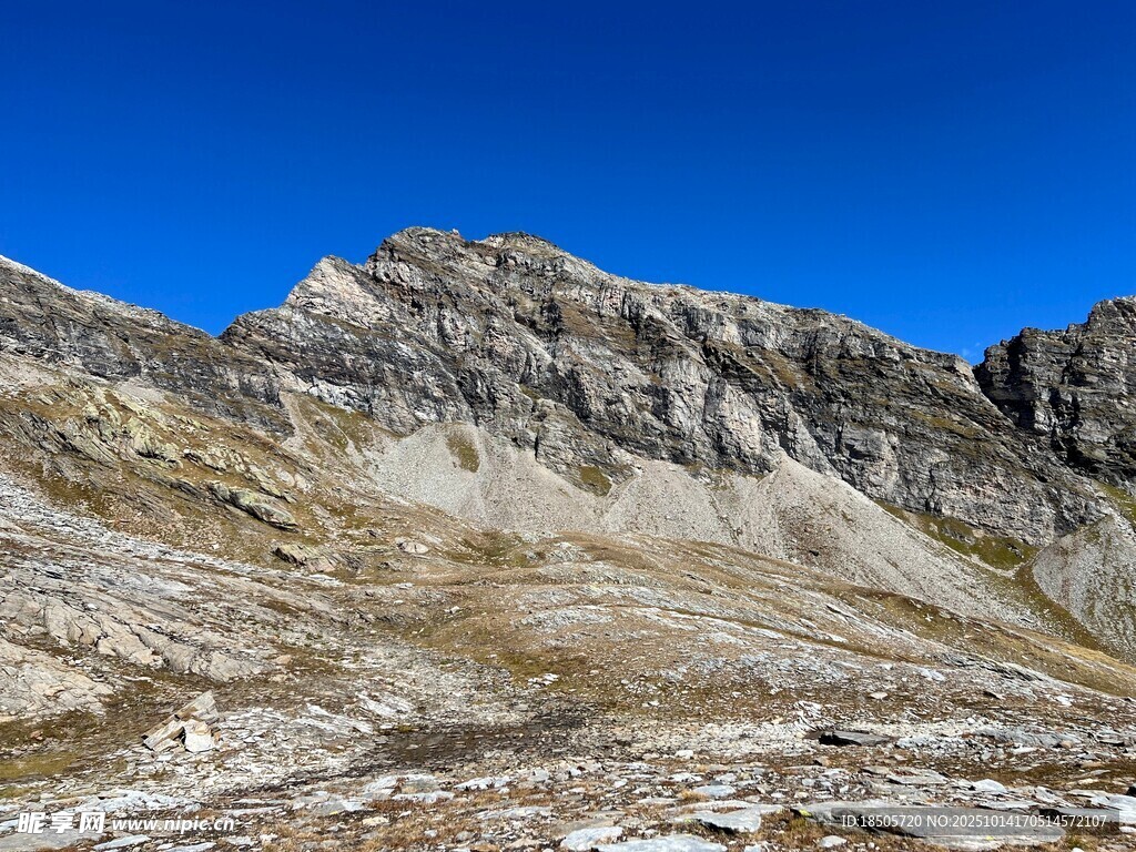 巍峨高山尽显自然之美