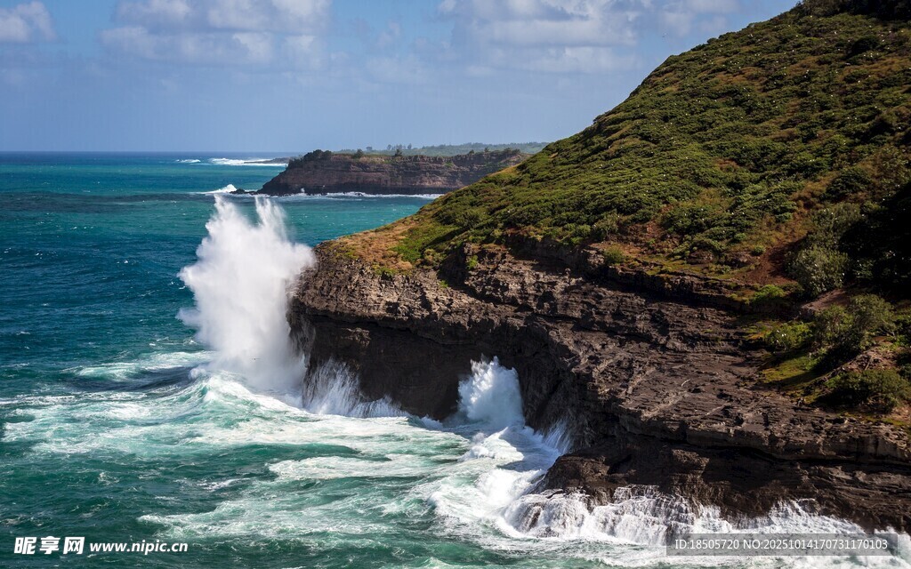 海岸边海浪拍打嶙峋礁石