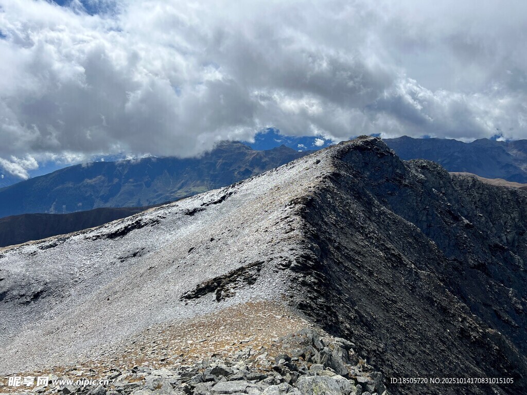 巍峨雪山之巅壮丽景致