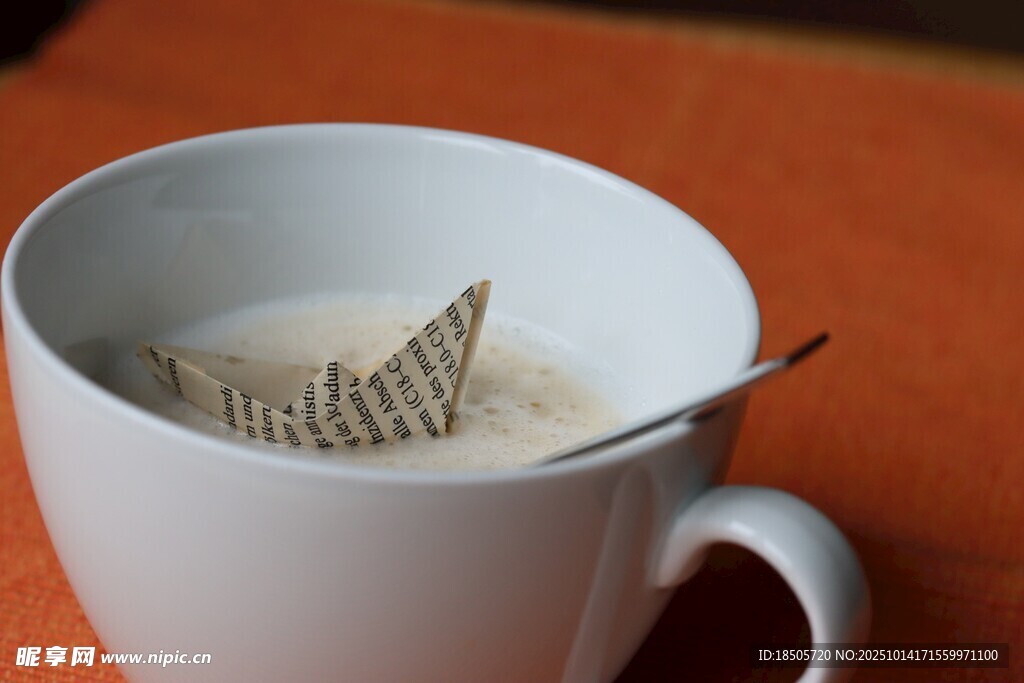 杯中茶包与小勺的惬意画面