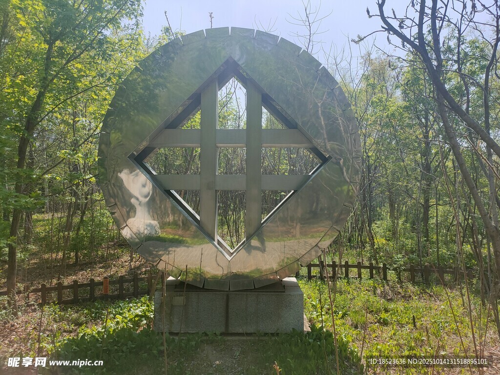 林中几何造型金属雕塑