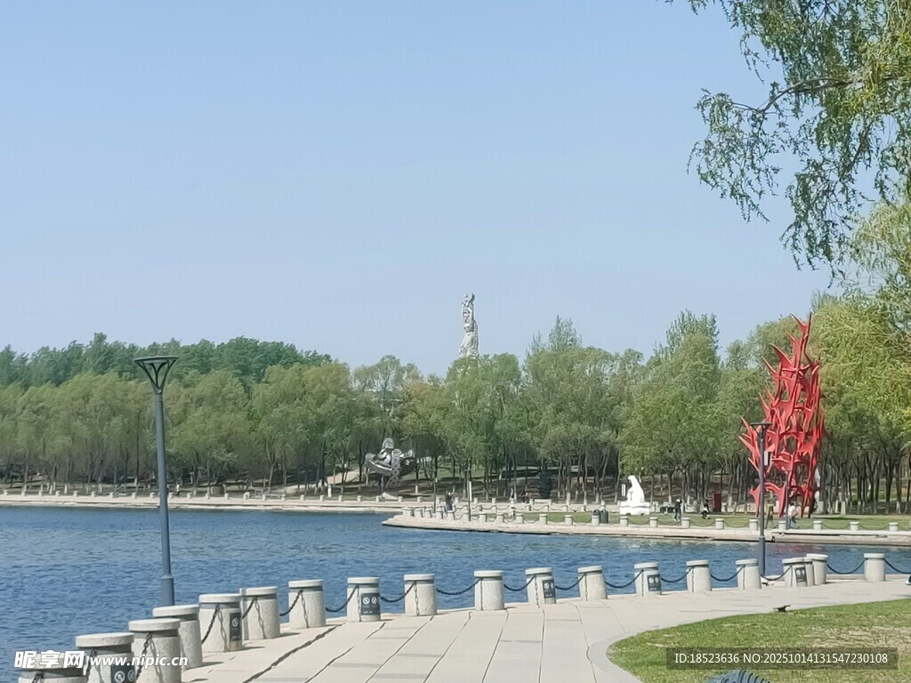 湖畔美景绿树环绕的休闲地