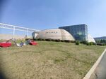现代建筑旁的开阔草地