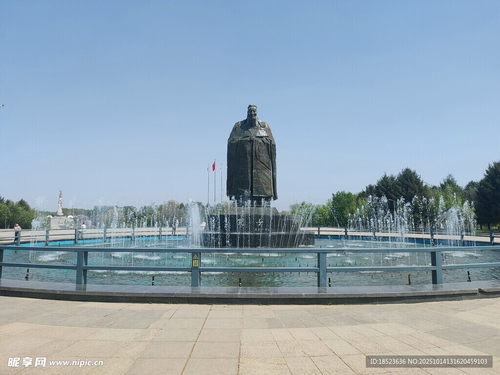 广场喷泉与宏伟建筑景观