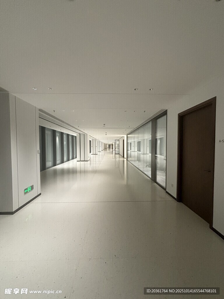 空旷现代风办公走廊空间