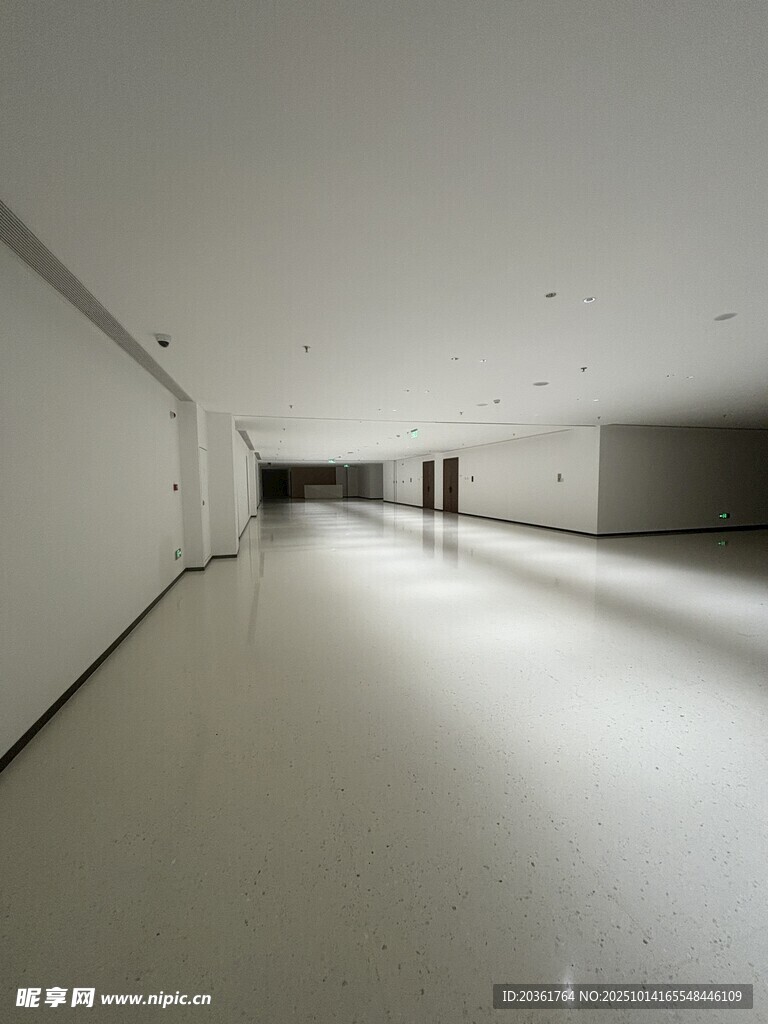 空旷现代走廊空间