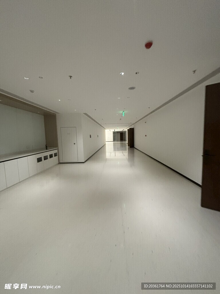 空旷现代风室内走廊空间