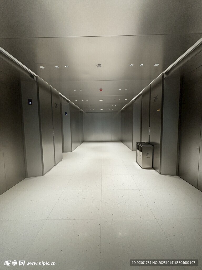 现代金属质感狭长走廊空间