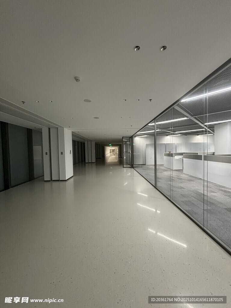 现代宽敞的室内走廊空间