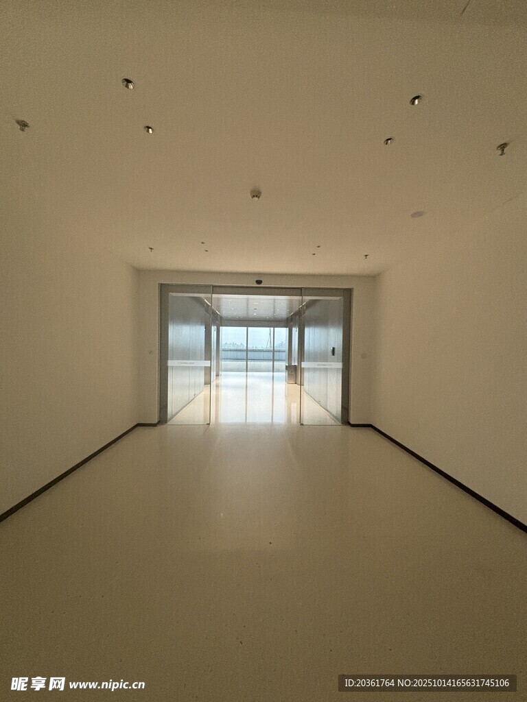 空旷明亮的室内空间
