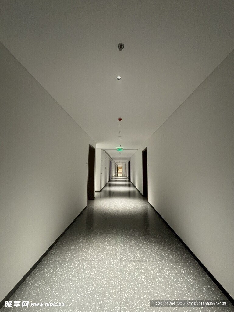 空旷走廊的静谧空间