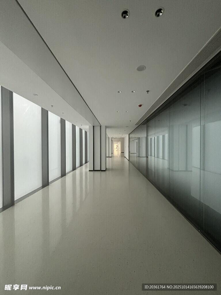 现代空旷走廊空间