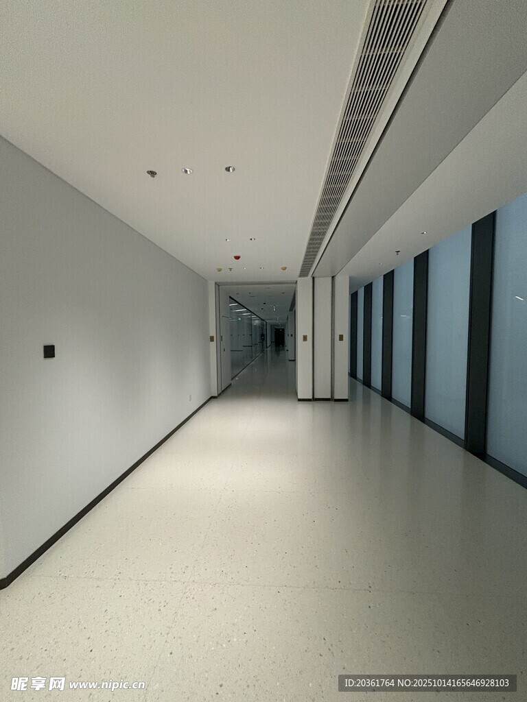 现代简约风格空旷走廊