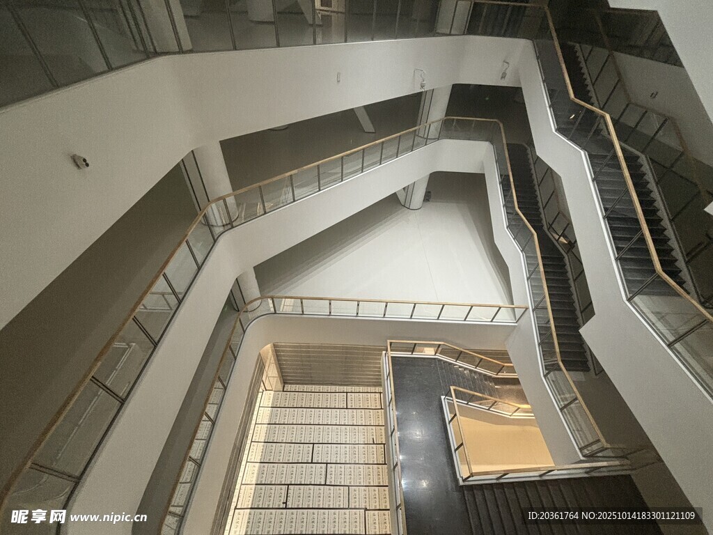 多层建筑内部楼梯景观
