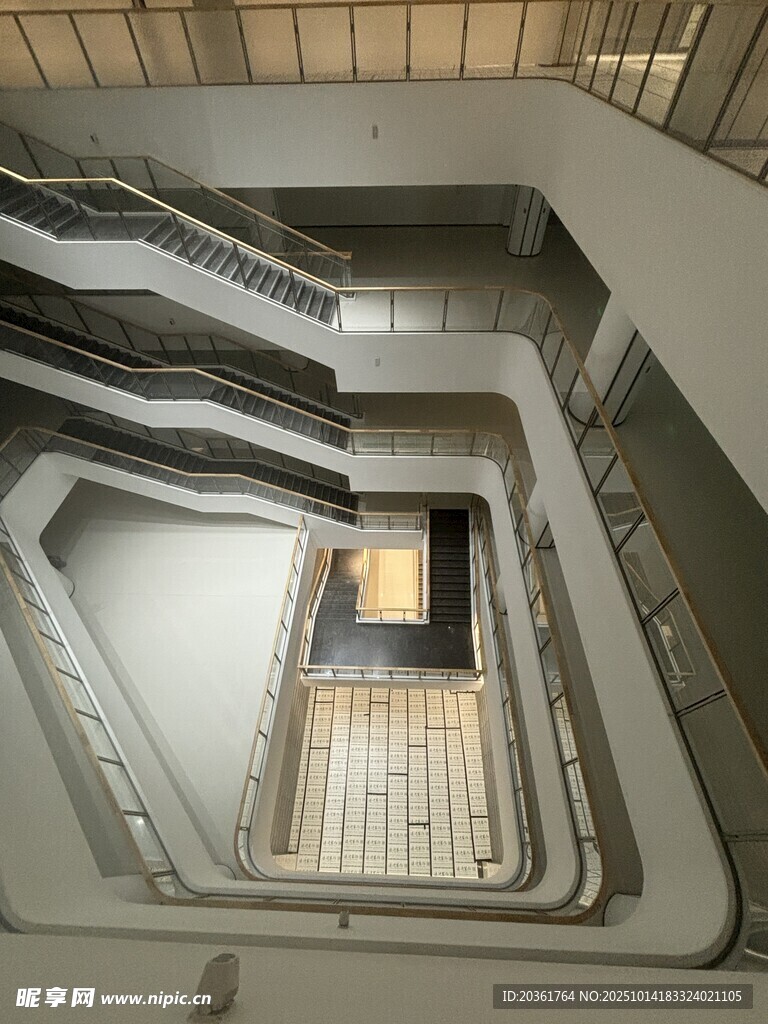 俯瞰多层建筑内的楼梯间
