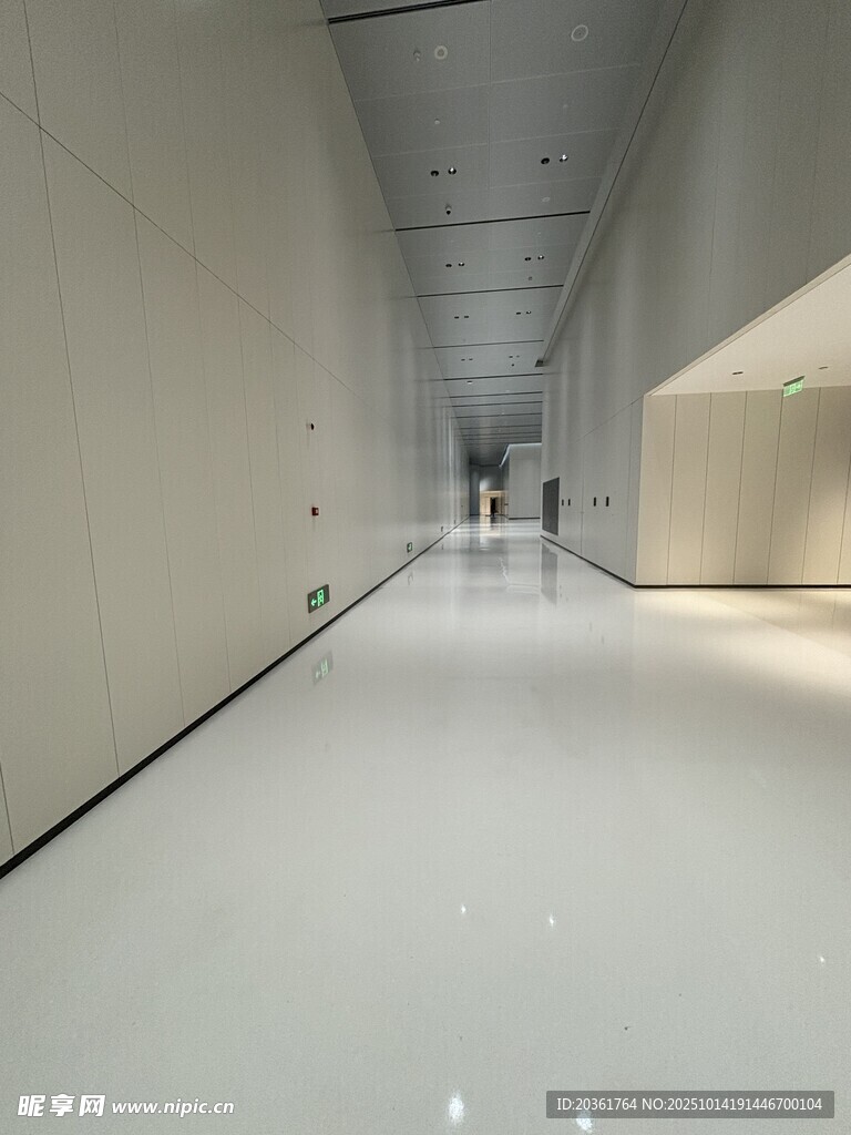 空旷现代感的室内长廊