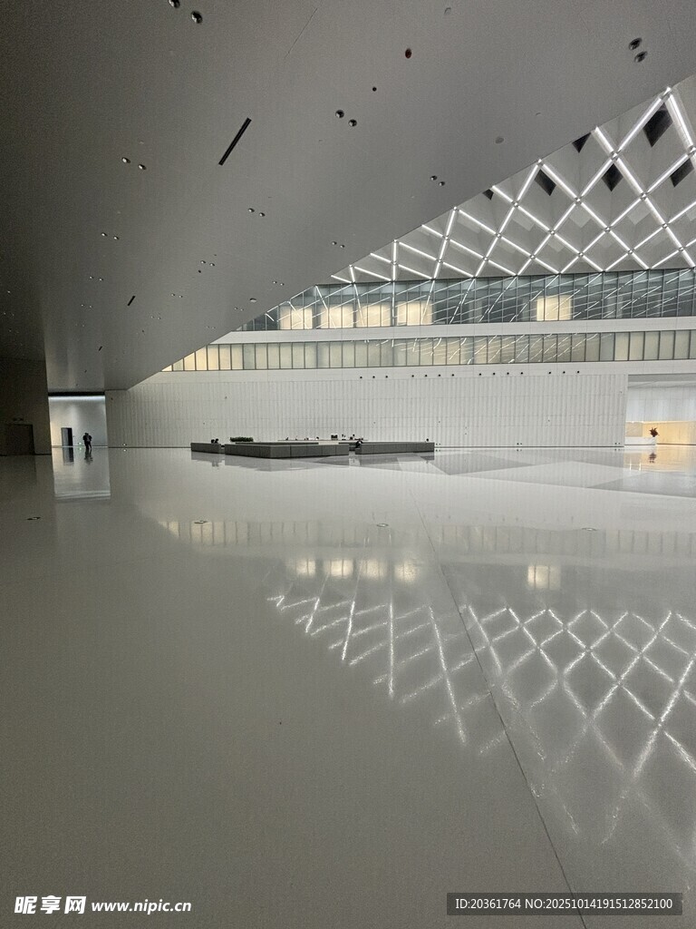 现代建筑内的空旷光滑空间