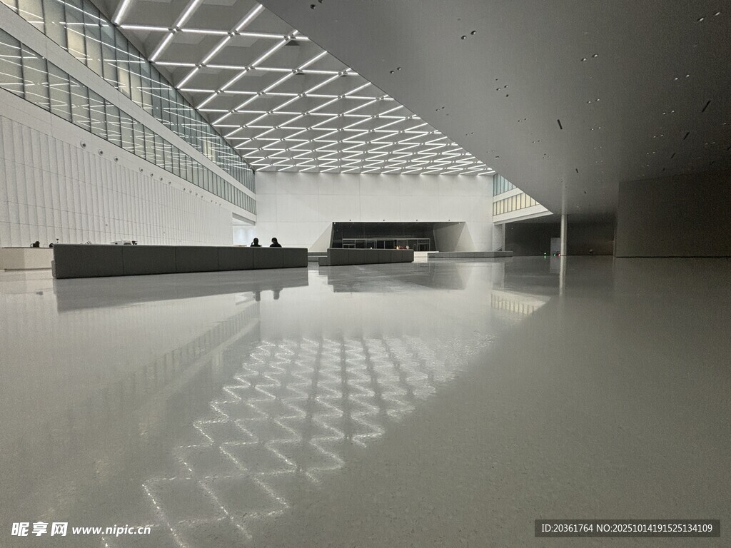 现代建筑室内的光影反射