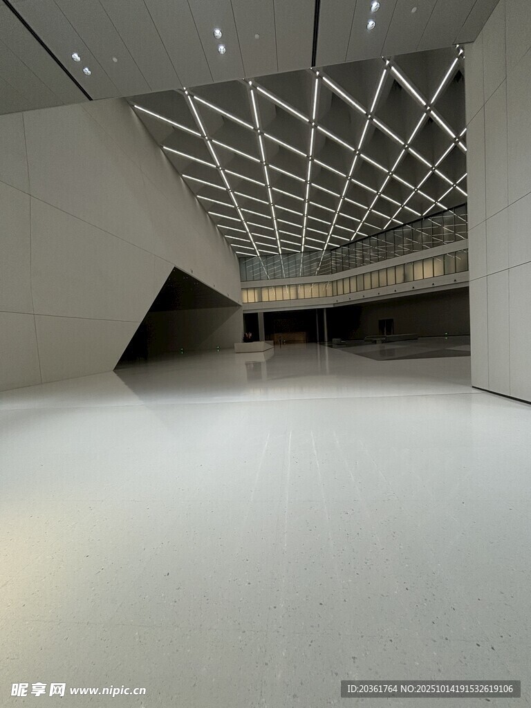 现代简约风格空旷室内空间