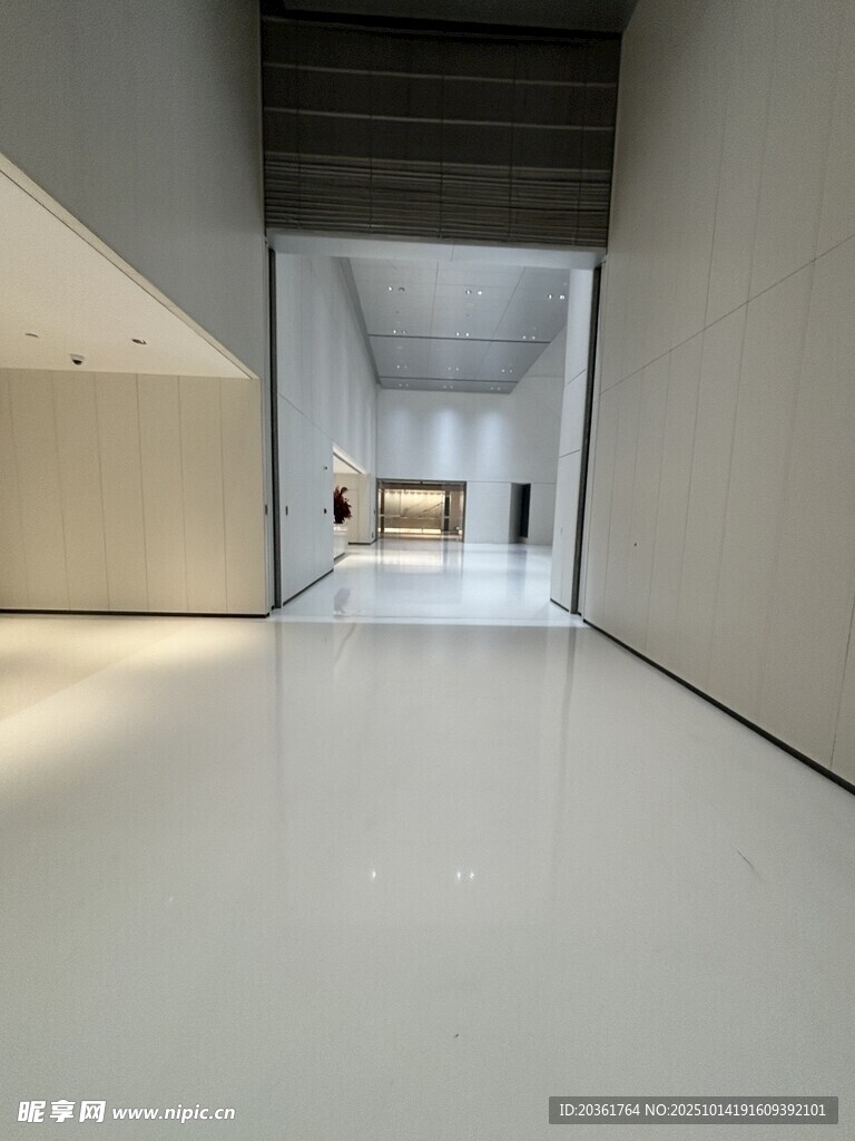 现代简约风格宽敞走廊空间