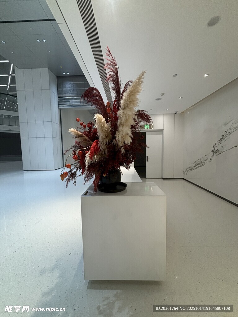 现代大厅中的精致花卉摆件