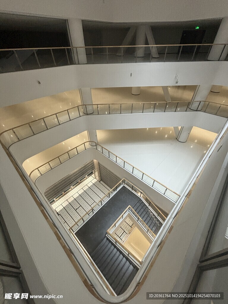 现代建筑内部多层空间景观