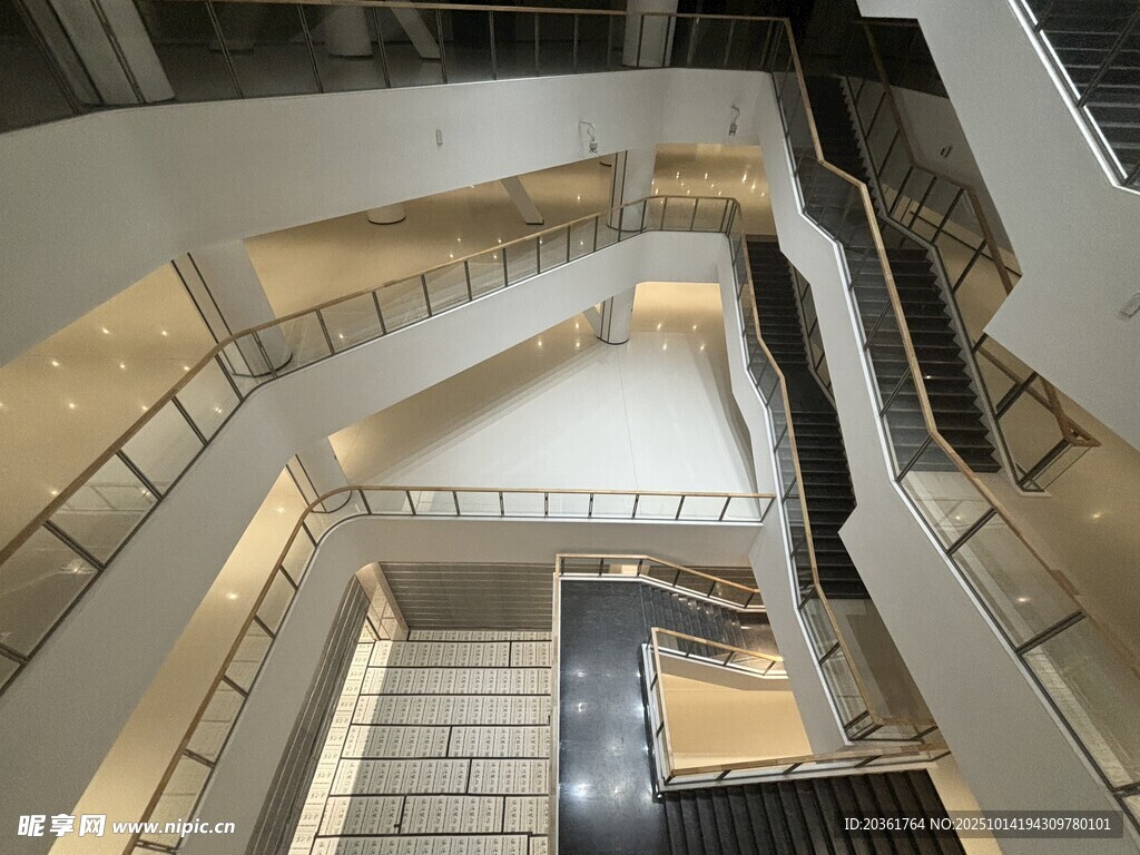 现代建筑内部多层楼梯景观