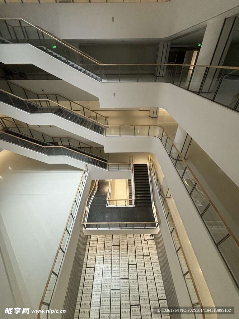 现代建筑内部多层楼梯景观