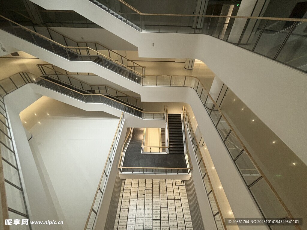 现代建筑内部多层阶梯空间