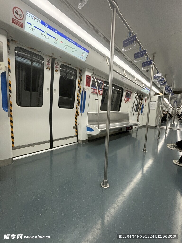 地铁车厢内景