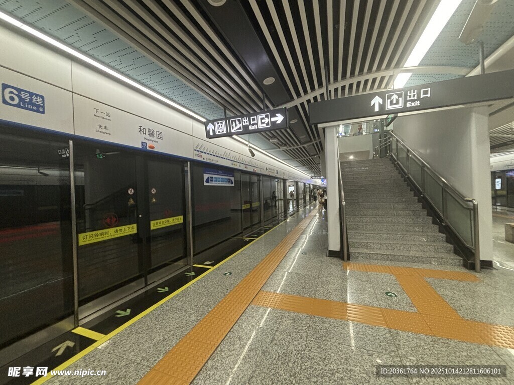 地铁站内空旷场景