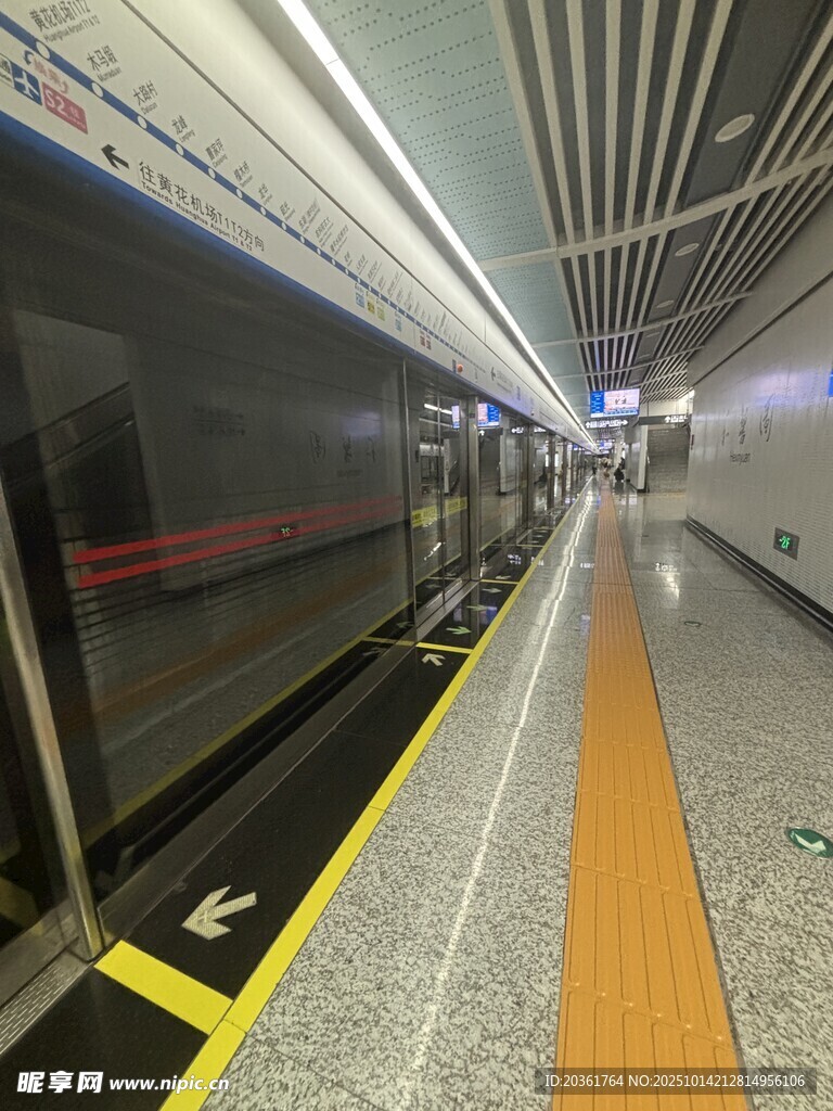 地铁站台空旷的等候区域