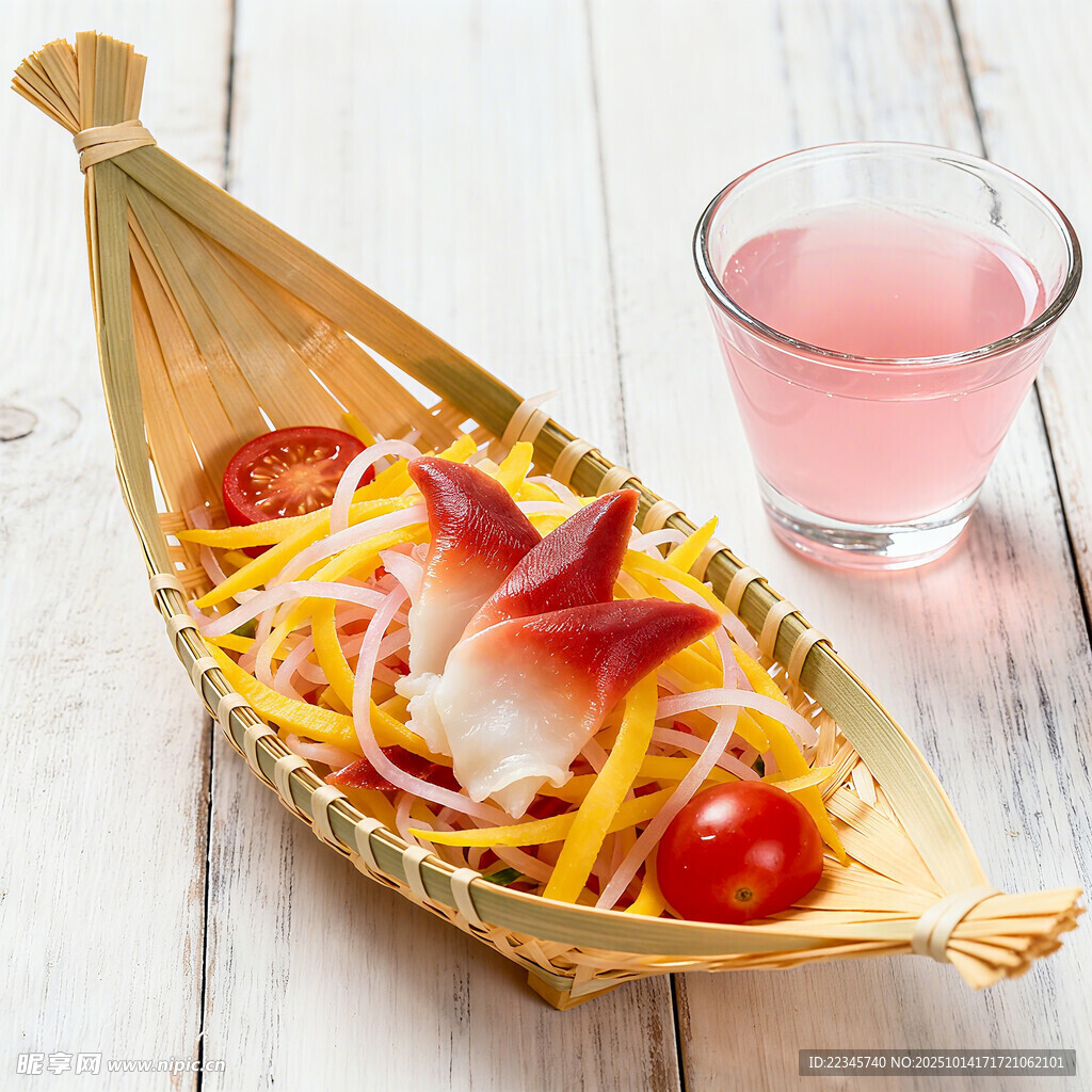 竹舟造型北极贝配粉色饮品