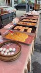 传统美食摊位展示多样小吃