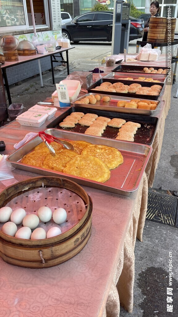 传统美食摊位展示多样小吃