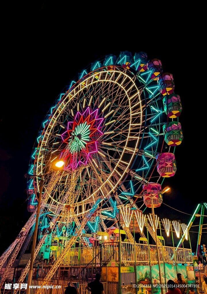 夜晚绚丽的摩天轮景观