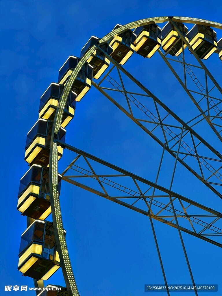 蓝天映衬下的绚丽摩天轮