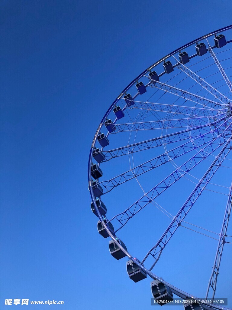 蓝天映衬下的巨型摩天轮