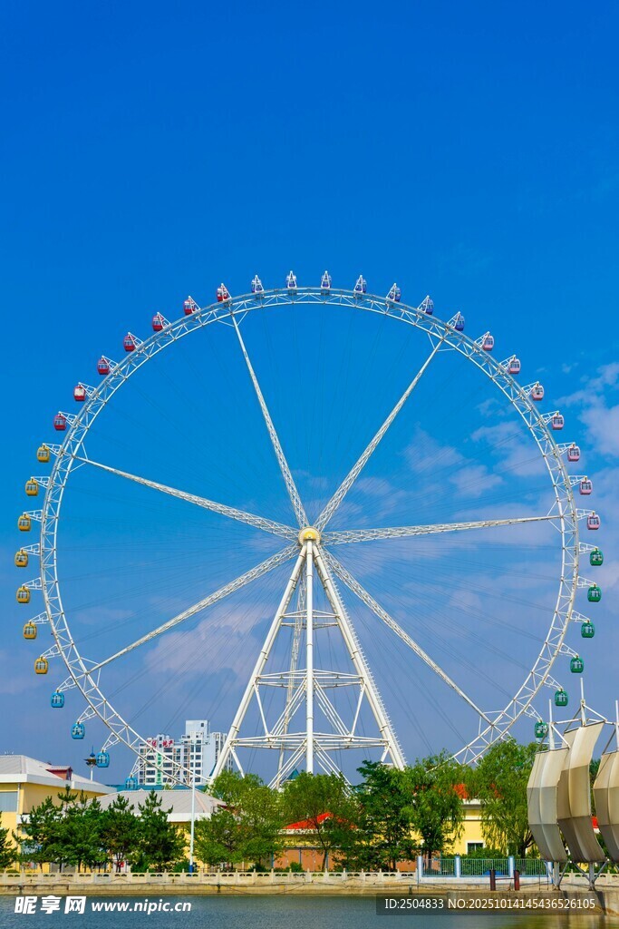 蓝天之下的巨型摩天轮